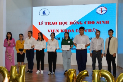 TRAO HỌC BỔNG CHO SINH VIÊN KHOA ĐỊA CHẤT NĂM HỌC 2020 – 2021